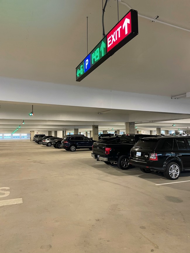 查尔斯顿国际机场首次展示采用先进停车引导系统技术的新停车库